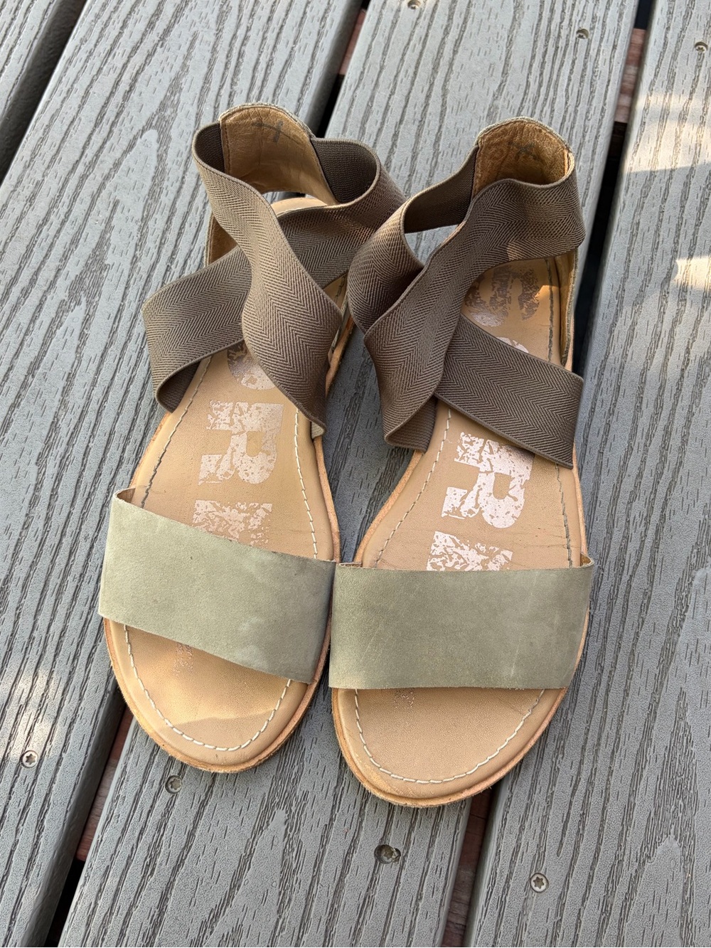 Sorel Ella Flat Strappy Gladiator Sandals Grey Green faux Suede 6.5 / 37.5
